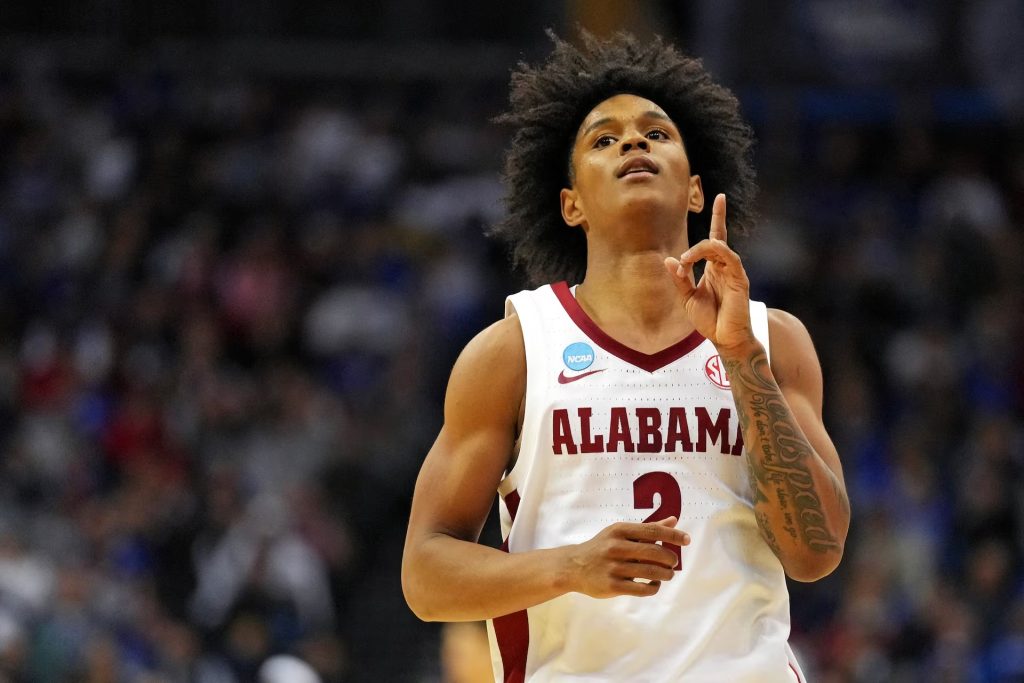 Alabama suspende a Aden Holloway para comenzar la temporada