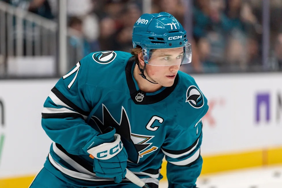 Sharks pierden a Macklin Celebrini por lesión en dura derrota ante Dallas
