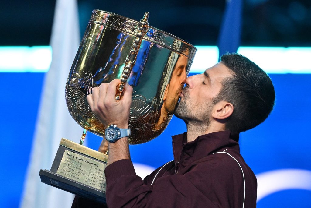 Djokovic conquista Beijing tras el retiro de De Minaur y extiende su dominio histórico