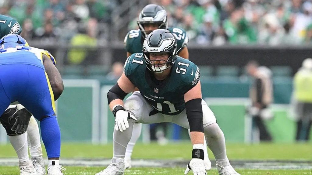 Eagles sorprenden y envían al Pro Bowler Cam Jurgens a los Ravens