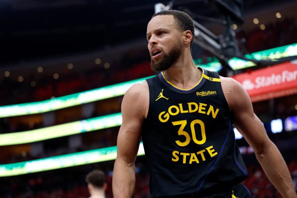 Stephen Curry lidera a Golden State en una noche especial dedicada a Don Nelson