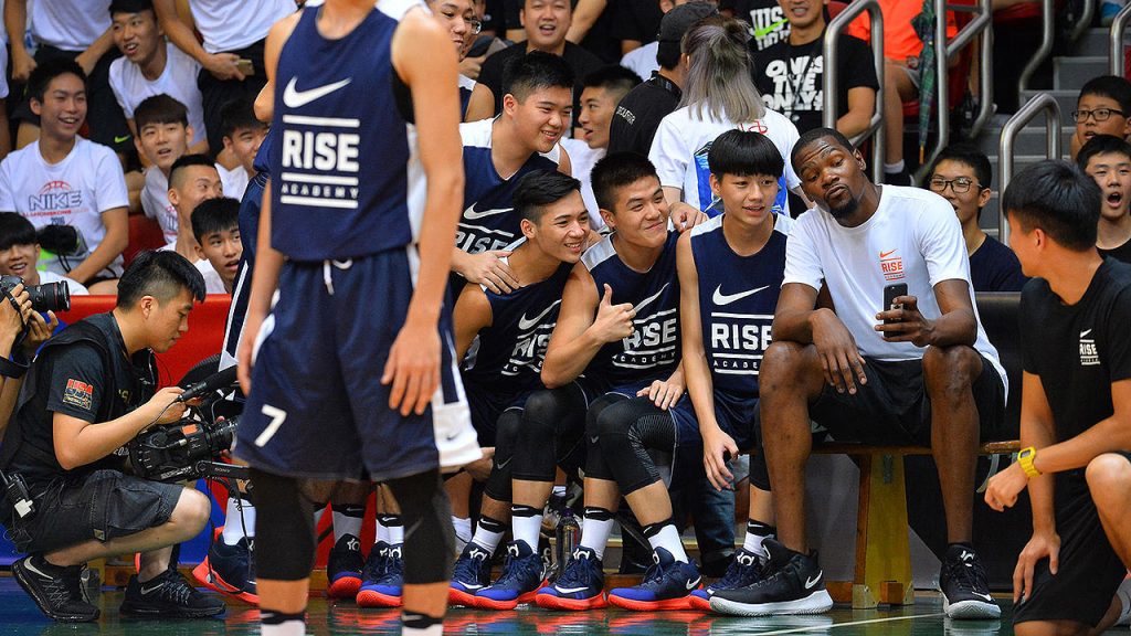 Kevin Durant y Cooper Flagg encabezan la llegada de la NBA a China