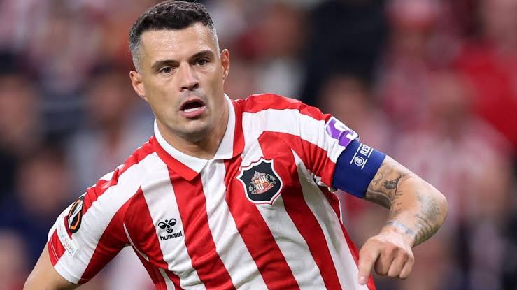 Xhaka recibe una multa por el caso del certificado falso de COVID-19