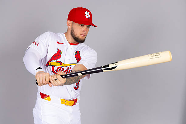 Estrellas contratan al cubano César Prieto