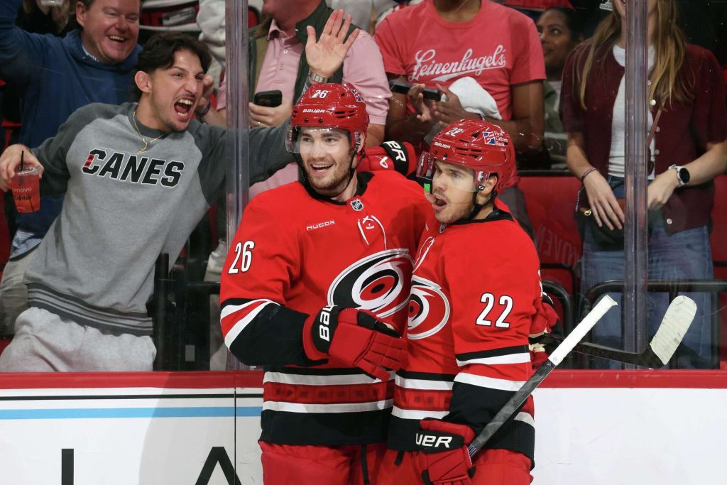 Logan Stankoven consigue su primer hat-trick y Carolina aplasta a Vancouver