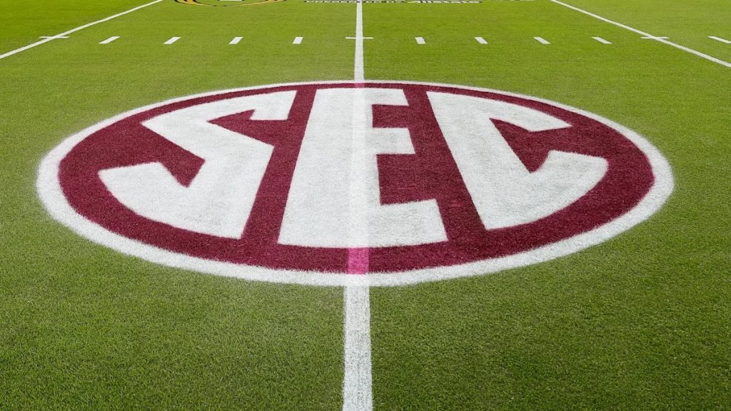 SEC prepara un cambio radical: jugadores podrían perder una temporada por cambiar de universidad