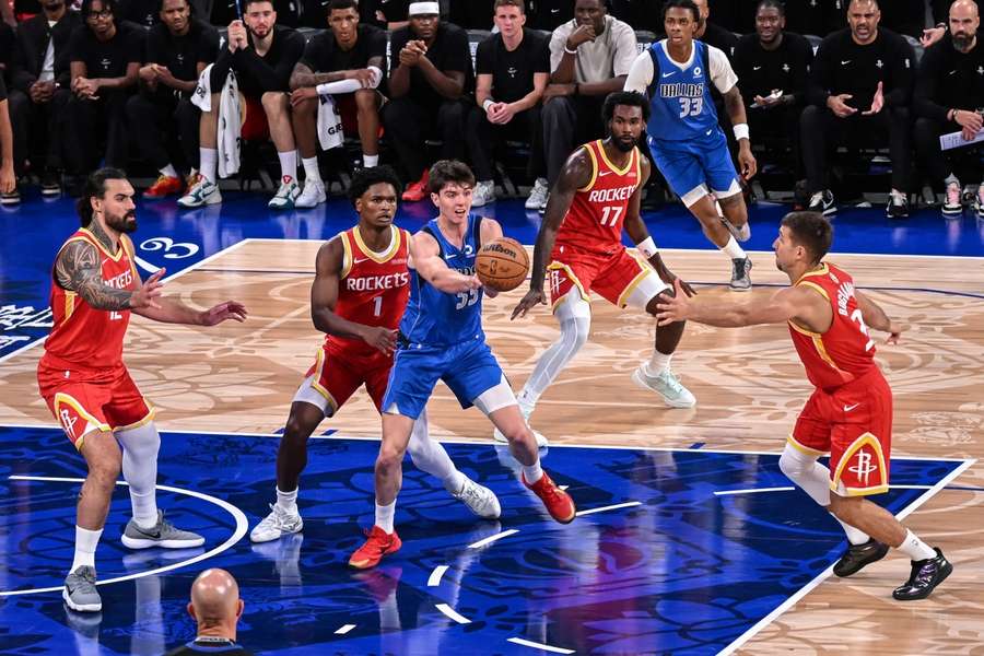 Houston Rockets aplastan a Dallas Mavericks en China y Fred VanVleet regresa por todo lo alto