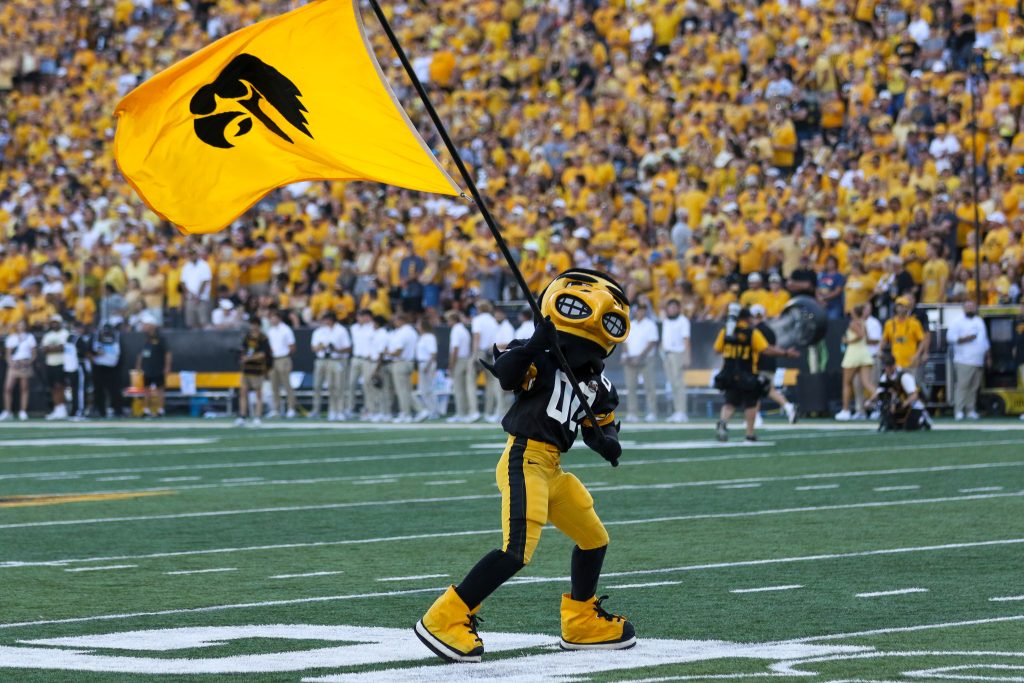Iowa se recupera con una victoria contundente ante Washington