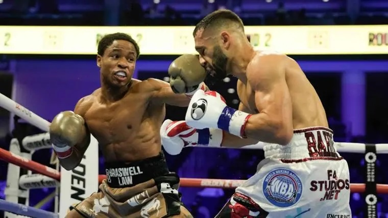 Floyd Schofield conquista su primer título mundial tras superar una caída y derrotar a Lucas Bahdi