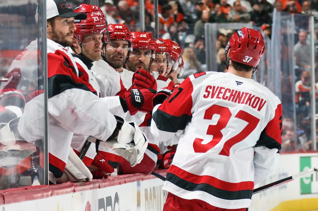 Carolina Hurricanes imponen su dominio: vencen 4-1 a Philadelphia y alcanzan cinco victorias consecutivas