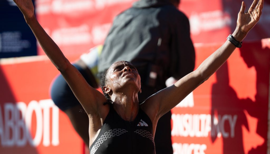 Hawi Feysa hace historia en Chicago: conquista su segundo título consecutivo con 2:13:33