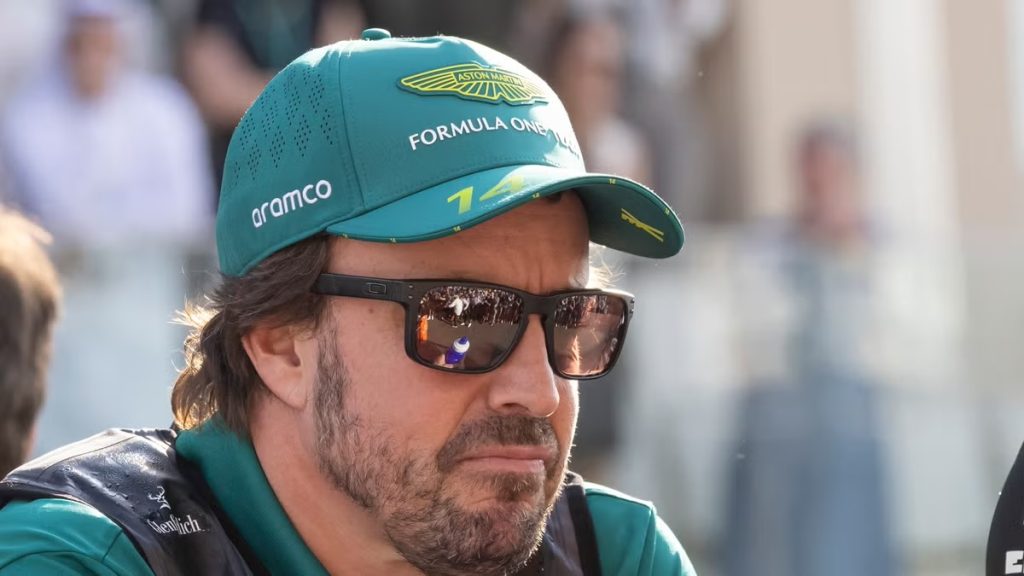 Fernando Alonso sufre otro golpe en Singapur y Aston Martin reconoce sus debilidades