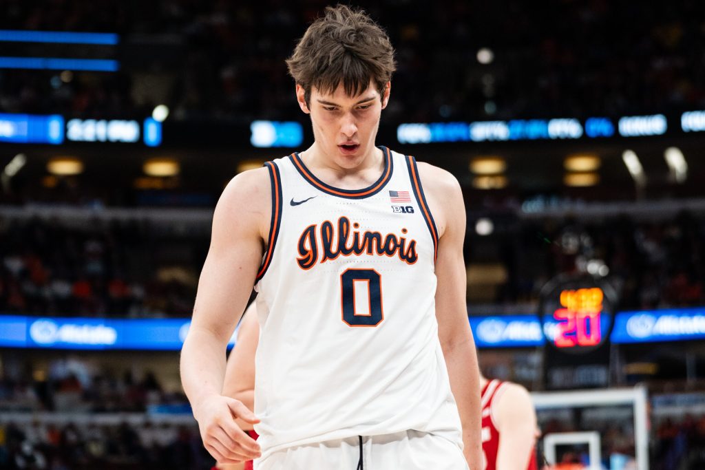 Illinois recibe buenas noticias: David Mirkovic regresa a los entrenamientos después de una cirugía