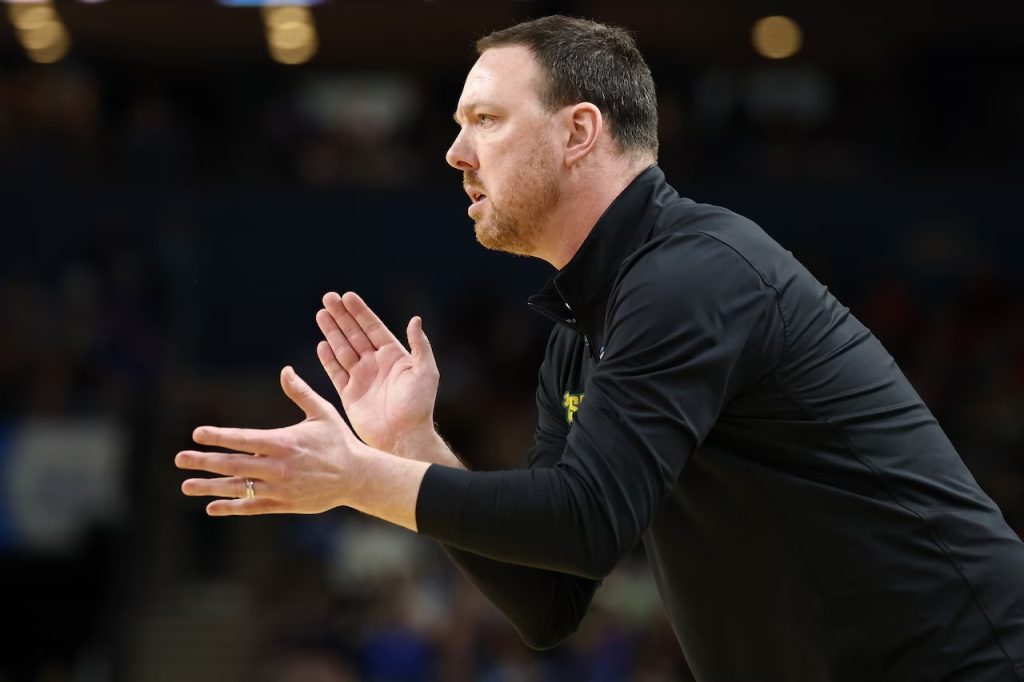 UConn y Syracuse reviven una rivalidad histórica en el debut de Gerry McNamara