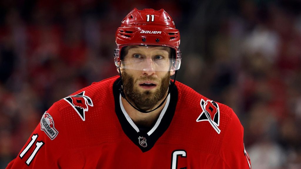 Carolina Hurricanes pierde a su capitán Jordan Staal durante al menos un mes
