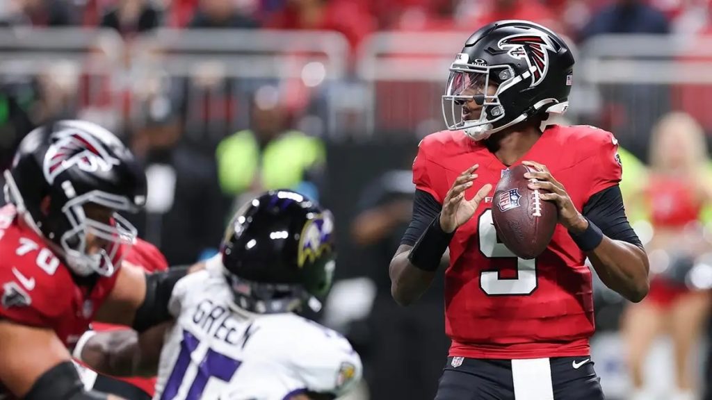 Michael Penix Jr. apunta a jugar contra Chicago pese a sus molestias en las costillas