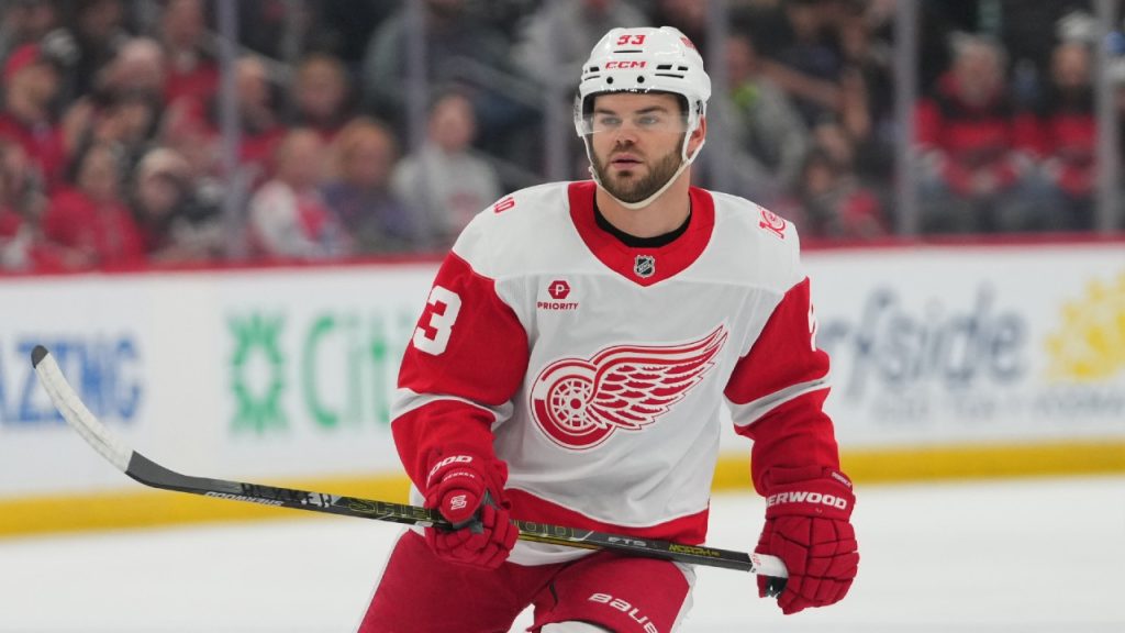 Detroit asegura a Alex DeBrincat con un contrato de 91 millones de dólares