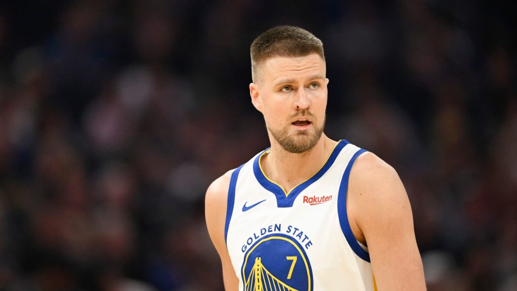 Kristaps Porzingis estará fuera indefinidamente y aumenta la preocupación en Golden State
