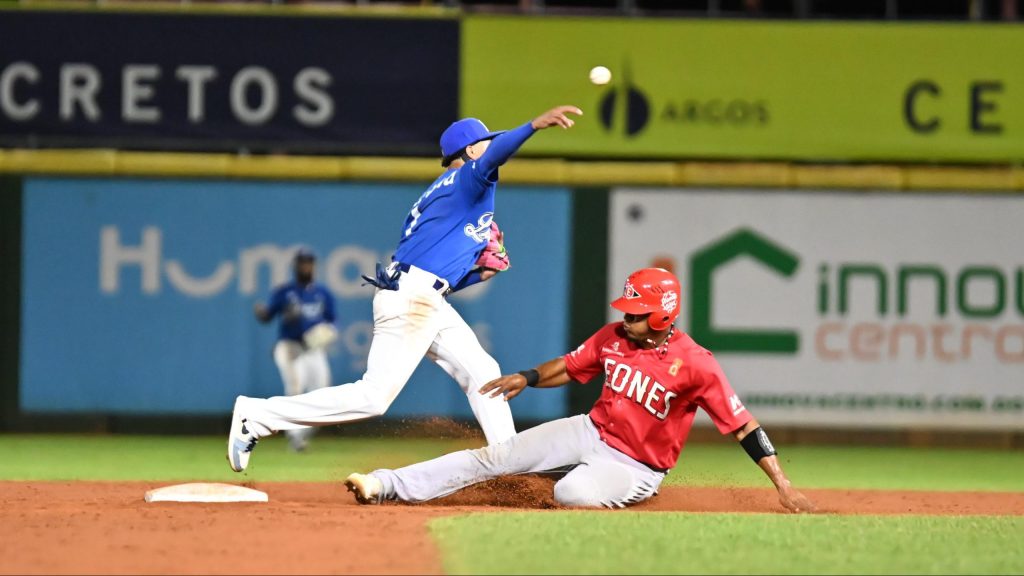 Licey aplasta al Escogido y comienza la temporada con una demostración de poder ofensivo