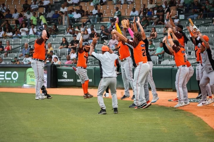 Toros castigan a las Estrellas con dos jonrones y empatan para un triunfo 6-4