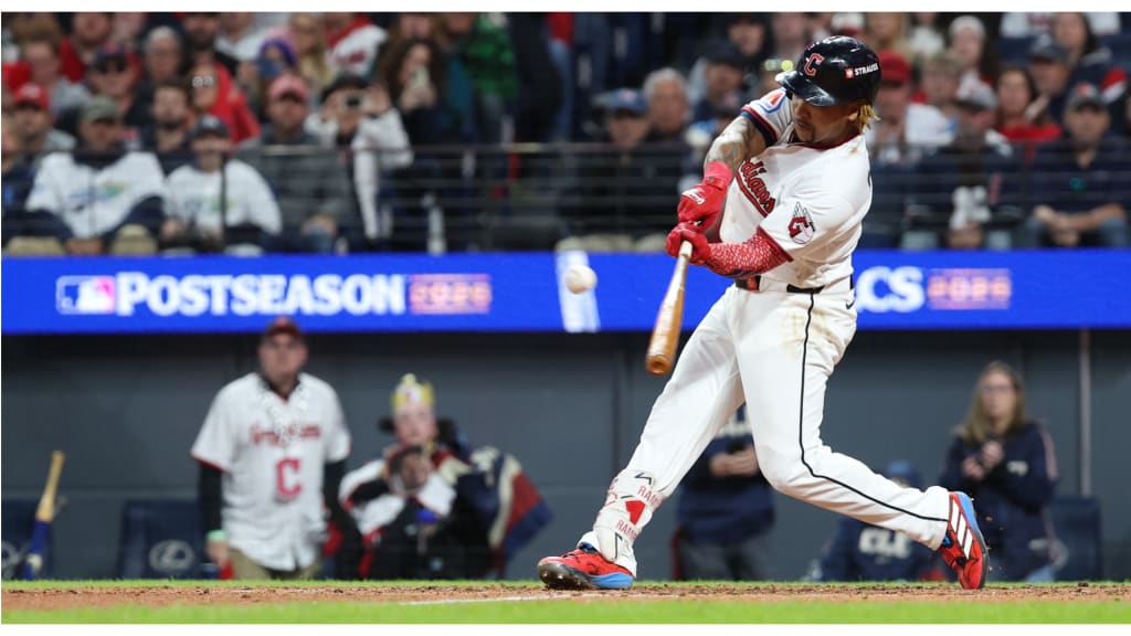 José Ramírez vuelve a hacer historia, ahora con 17 juegos seguidos embasándose en playoffs