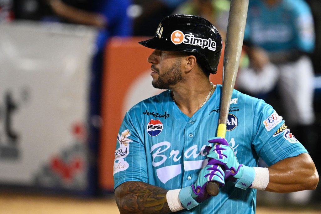 DAVID PERALTA EXPLOTÓ CON DOS CUADRANGULARES Y SELLÓ LA BARRIDA DE BRAVOS SOBRE ÁGUILAS