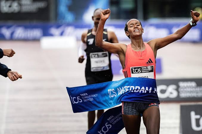 Buze Diriba rompe el récord del Maratón de Ámsterdam con una extraordinaria actuación de 2:16:12