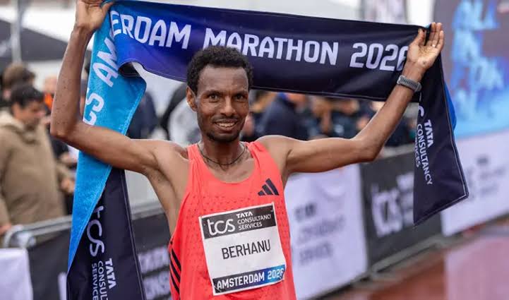 Lemi Berhanu gana el Maratón de Ámsterdam y se queda a tres segundos del récord histórico