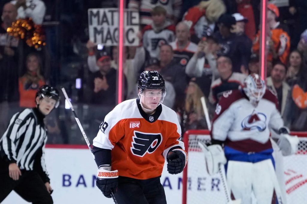 Matvei Michkov brilla con dos goles y Philadelphia sorprende a Colorado Avalanche