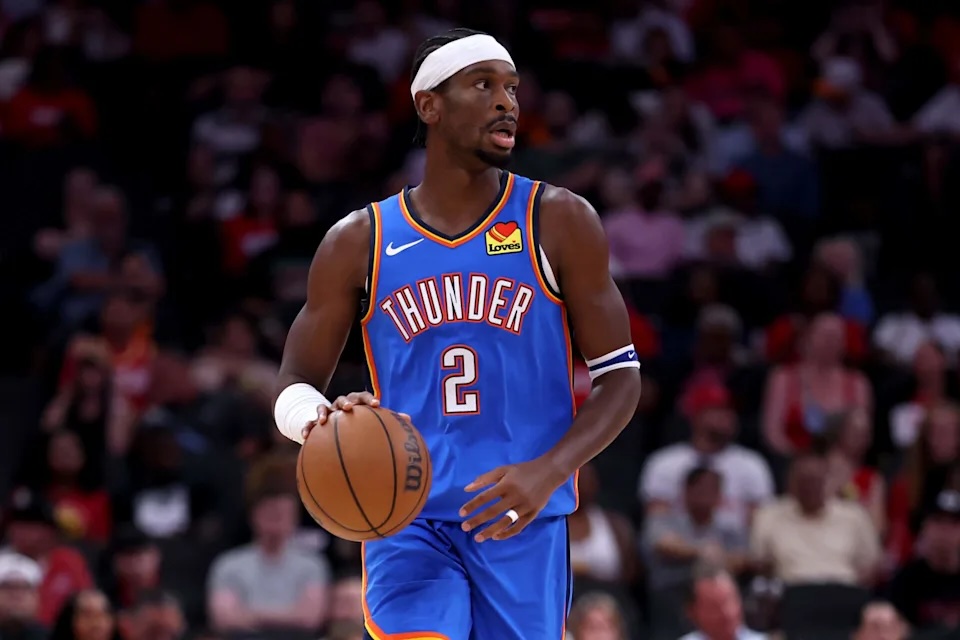 Shai Gilgeous-Alexander impone su dominio y Oklahoma City derrota a San Antonio en el inicio de la NBA