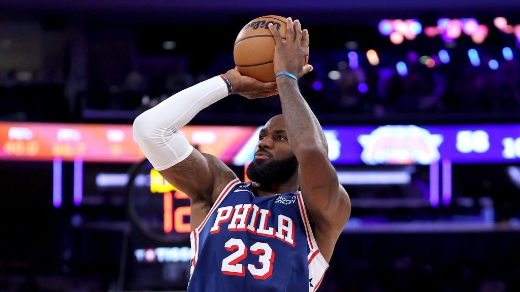 LeBron James inicia su temporada número 24 en la NBA con una victoria ante los campeones
