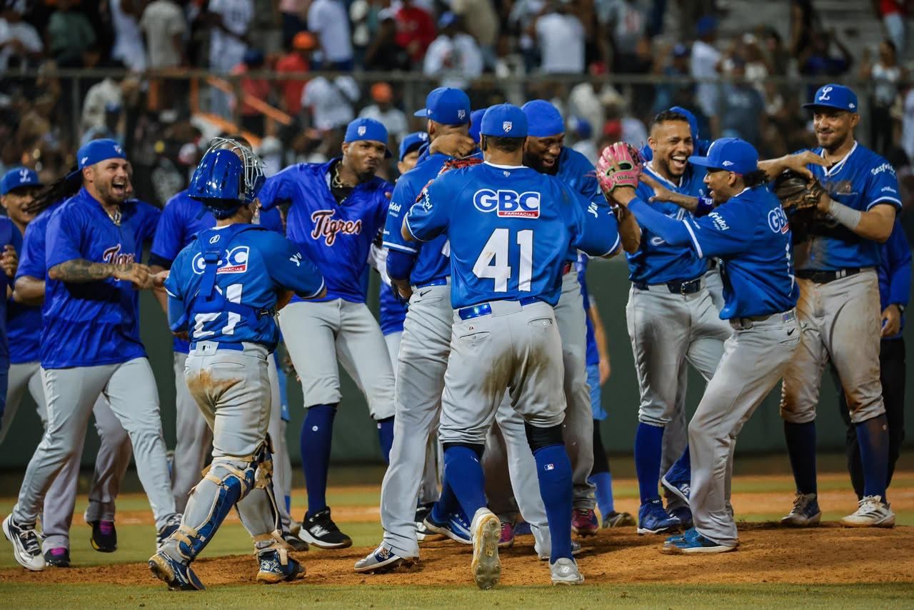¡HISTÓRICO! Con No Hitter sobre Toros, Licey se trepa en la cima  