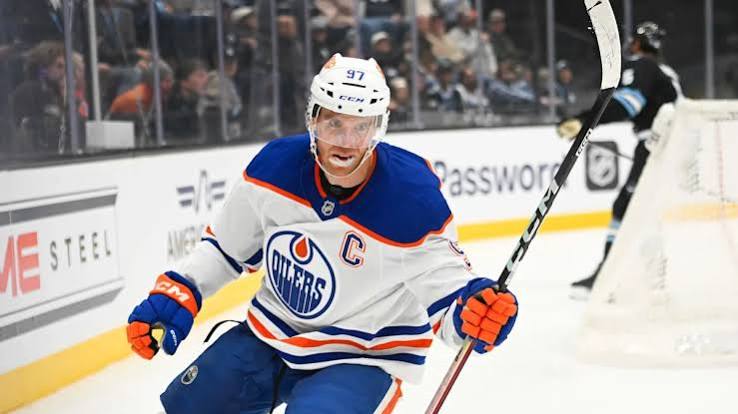 Connor McDavid rompe un récord histórico y Edmonton continúa su impresionante comienzo de temporada