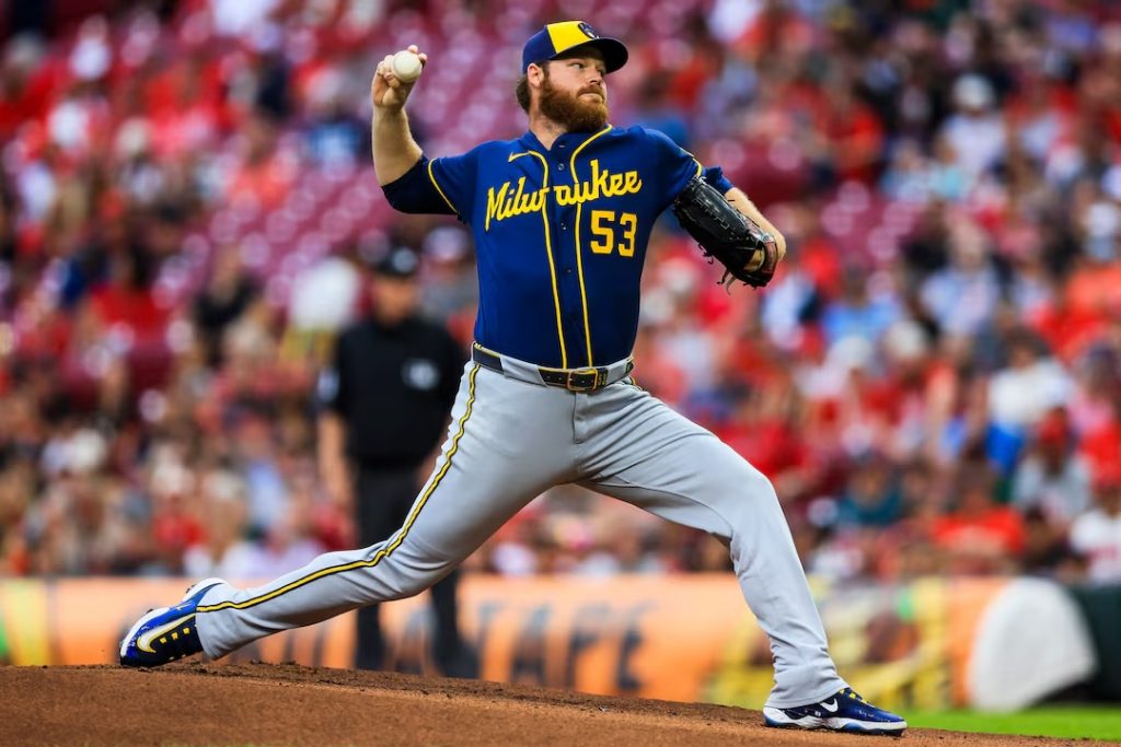 Brandon Woodruff mantiene en suspenso a Milwaukee: su participación en la Serie Mundial sigue sin definirse