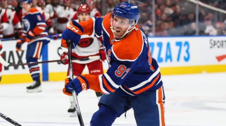 McDavid y Draisaitl brillan con cinco puntos cada uno en espectacular victoria de Edmonton sobre Carolina