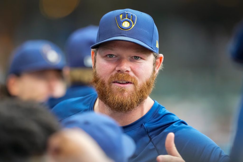 Brandon Woodruff completa una recuperación inesperada y entra al roster de Milwaukee para la Serie Mundial
