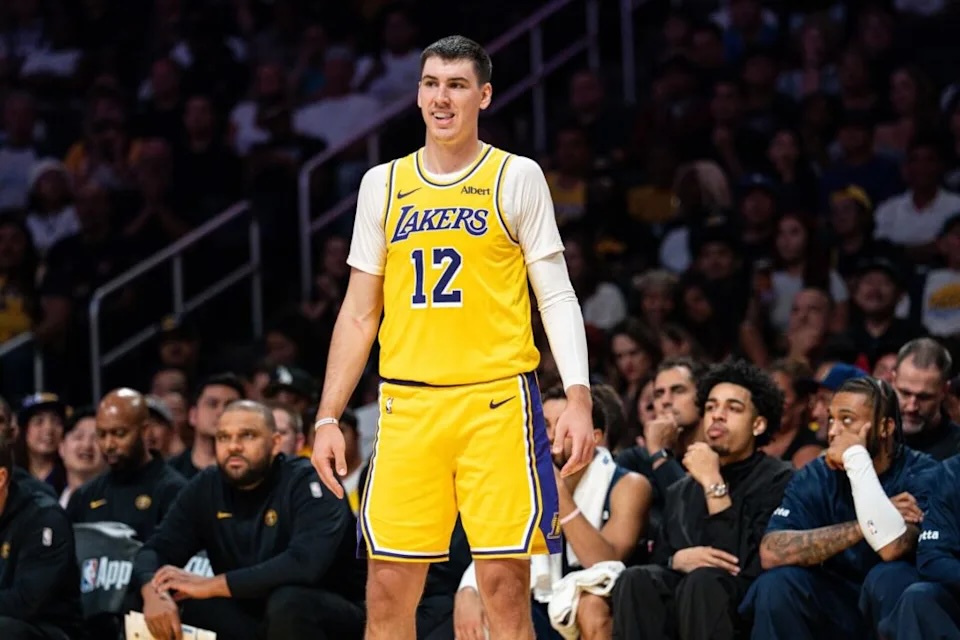 Lakers derrotan a Clippers y mantienen su invicto en el inicio de temporada