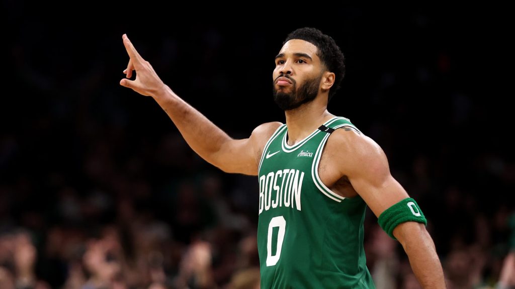 Jayson Tatum anota 36 puntos y Celtics derrotan a los campeones Knicks