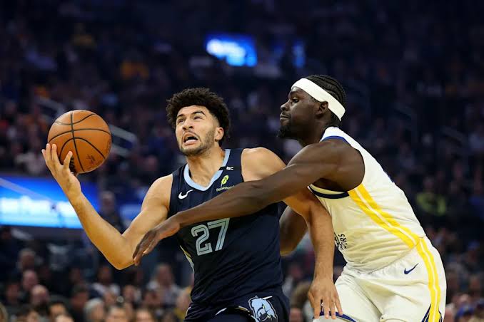 Memphis sorprende a Golden State con espectacular remontada en los minutos finales