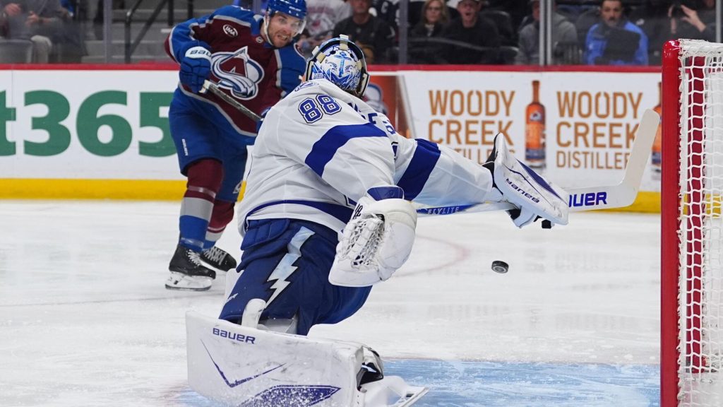 Nathan MacKinnon lidera victoria de Colorado Avalanche sobre Tampa Bay Lightning