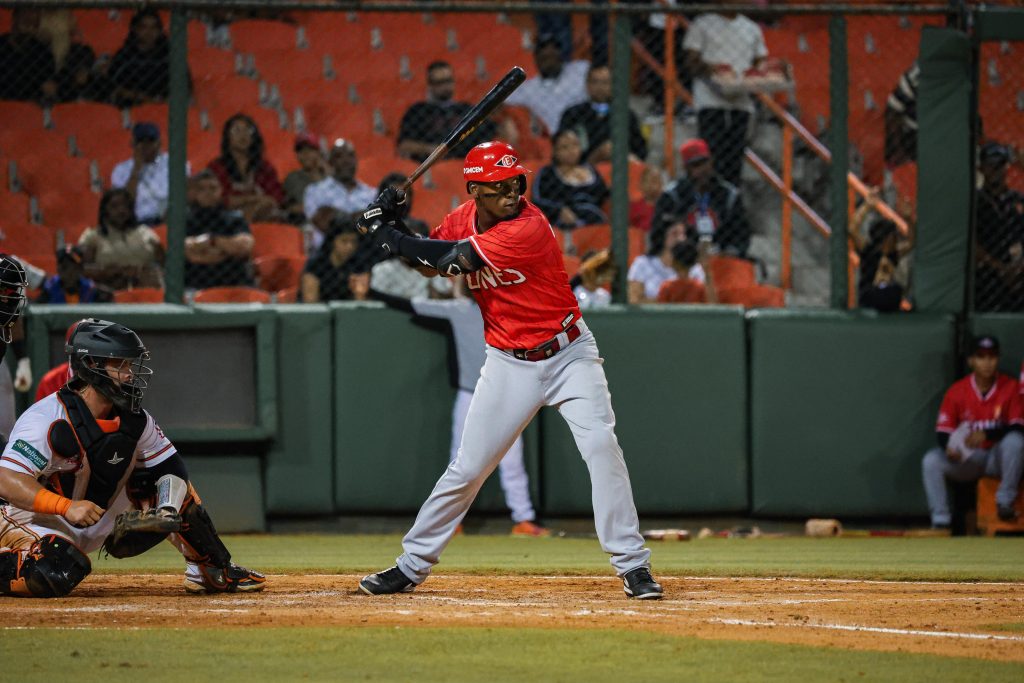 Leones hilvanan tercera victoria en fiesta de palos en el Micheli