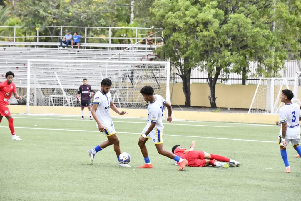 ¡SALCEDO FC DERROTA A DELFINES DEL ESTE Y CONTINÚA SU GRAN TEMPORADA!