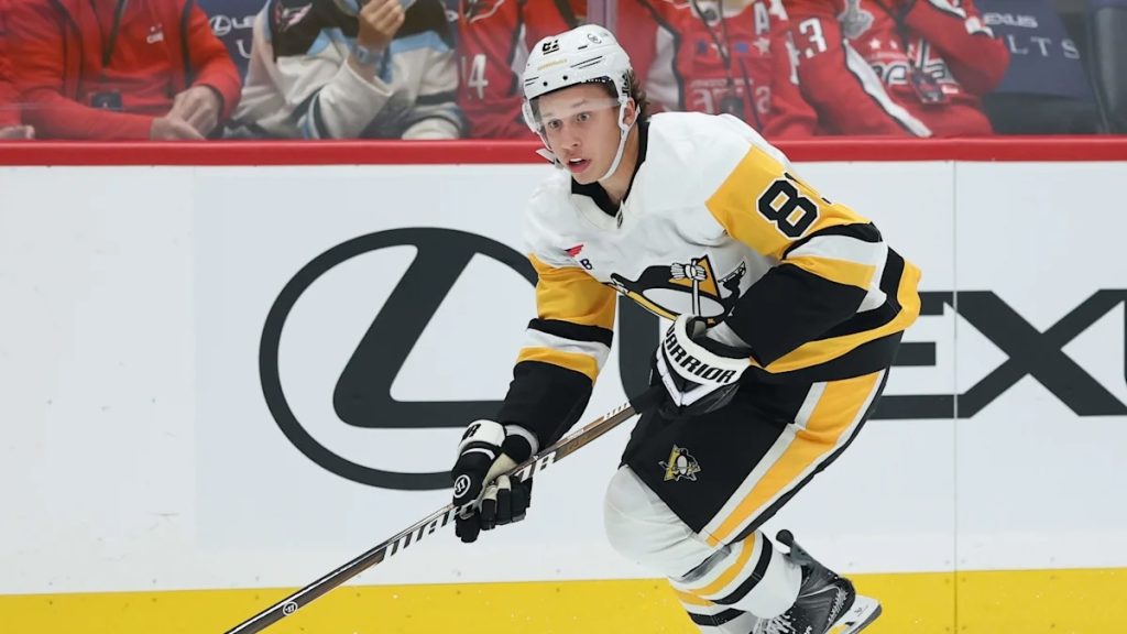 Ben Kindel regresa a los entrenamientos de Pittsburgh después de sufrir un episodio médico