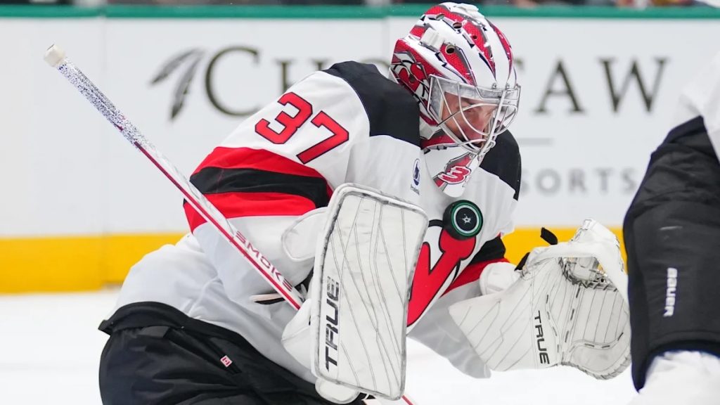 Connor Hellebuyck debuta con victoria y New Jersey Devils aplastan 5-1 a Dallas Stars
