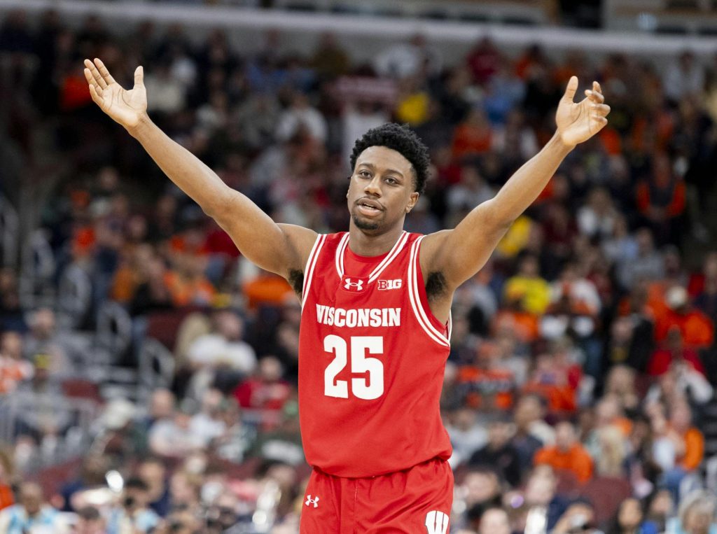Wisconsin conecta 18 triples y derrota contundentemente a Oklahoma State