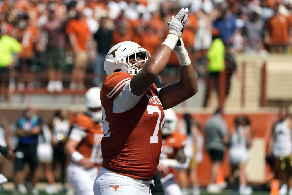 Texas pierde a Trevor Goosby por el resto de la temporada y enfrenta un problema en su línea ofensiva