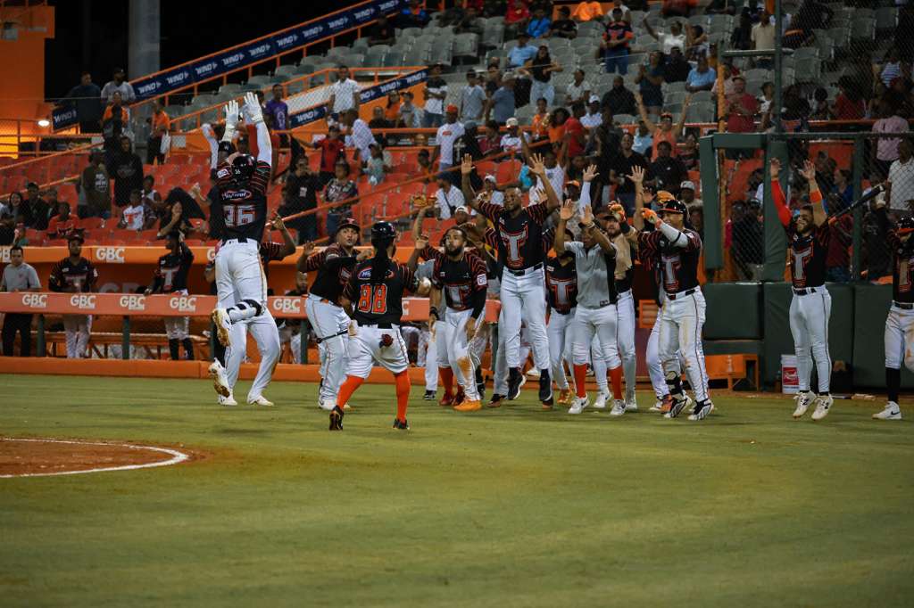 Simon jonronea y Toros frenan racha con blanqueada sobre Gigantes