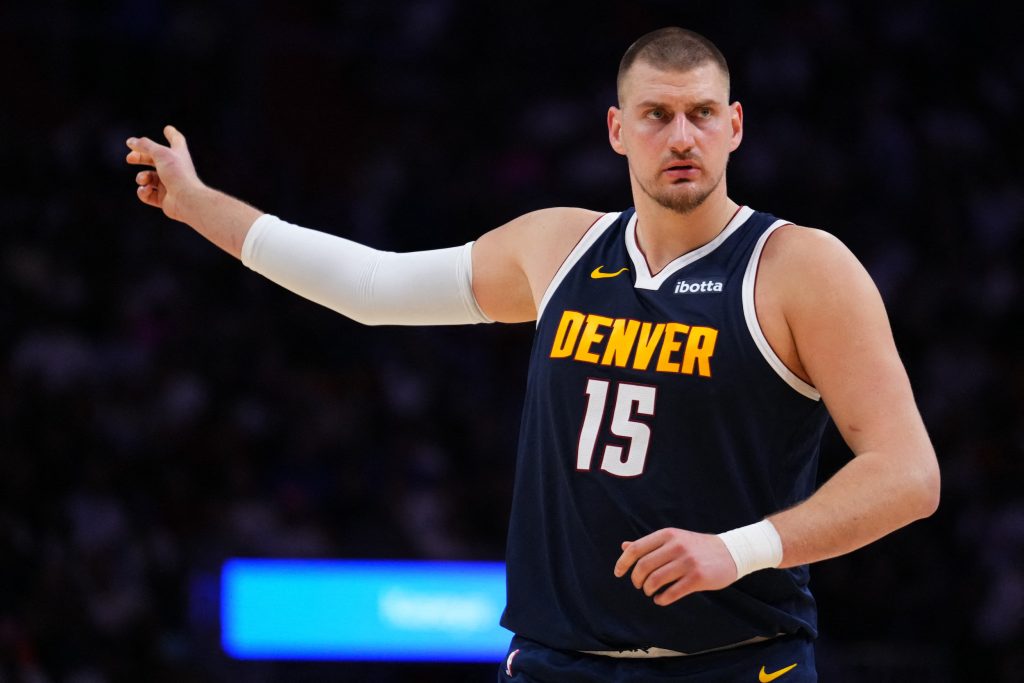 Nikola Jokić alcanza los 200 triples-dobles y hace historia en la victoria de Denver