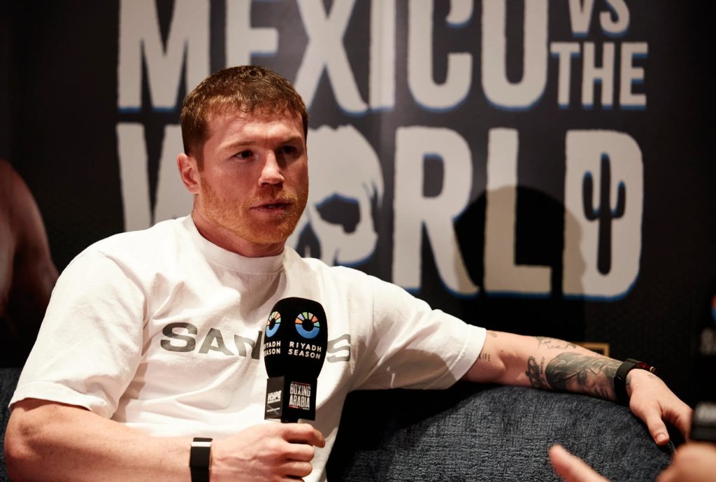 Canelo Álvarez y Christian Mbilli calientan su pelea mundialista durante la conferencia de prensa
