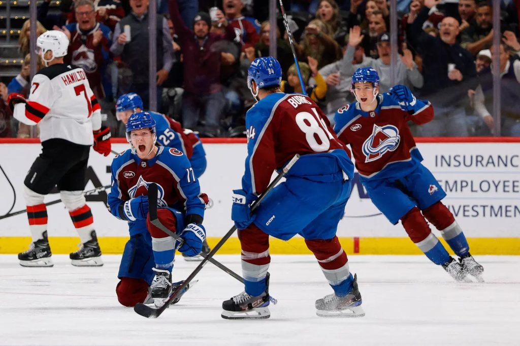 Colorado Avalanche anota cuatro goles en el tercer período y derrota a New Jersey Devils